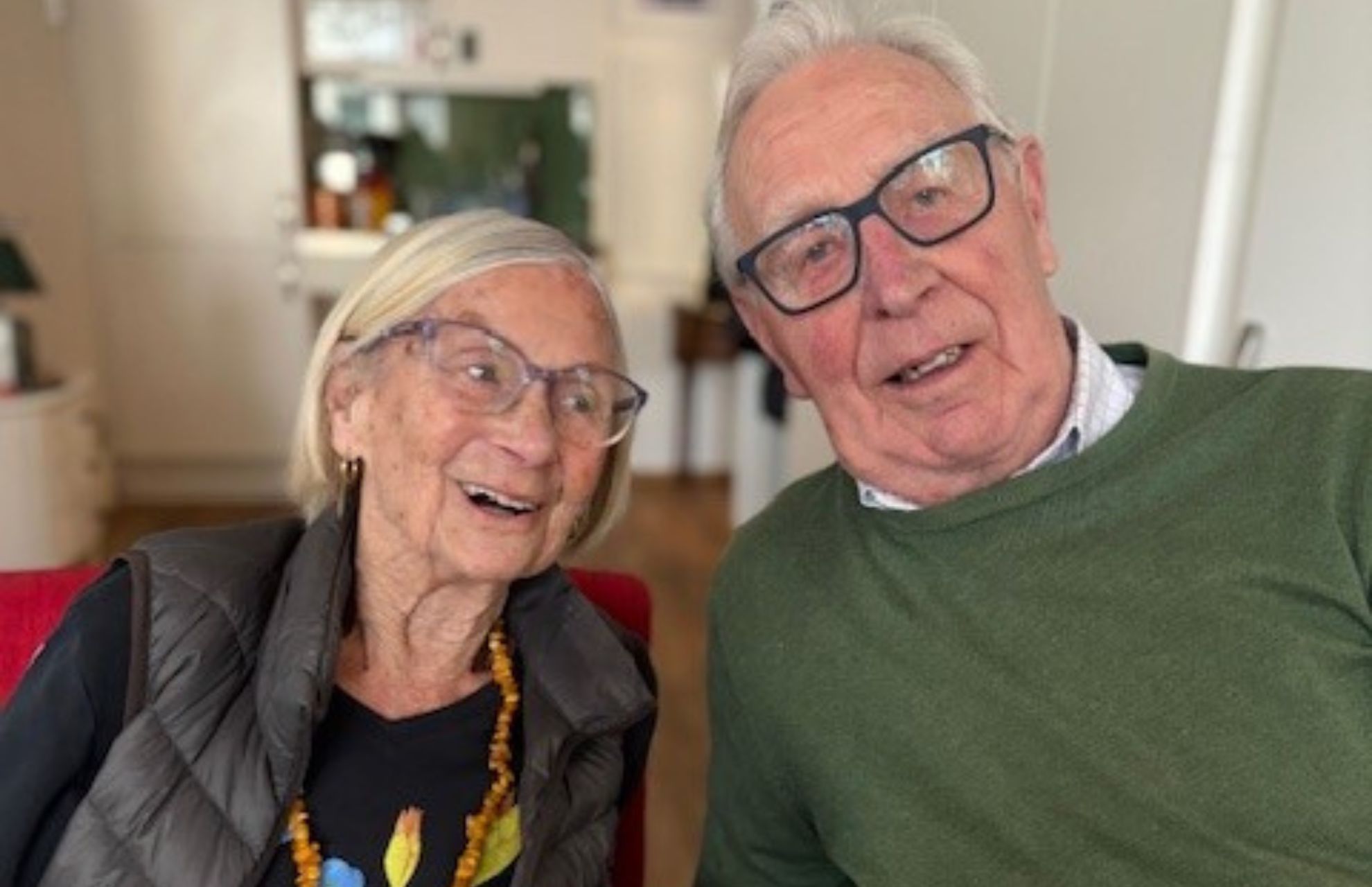 Fanny och Sven-Erik sitter bredvid varandra, ler