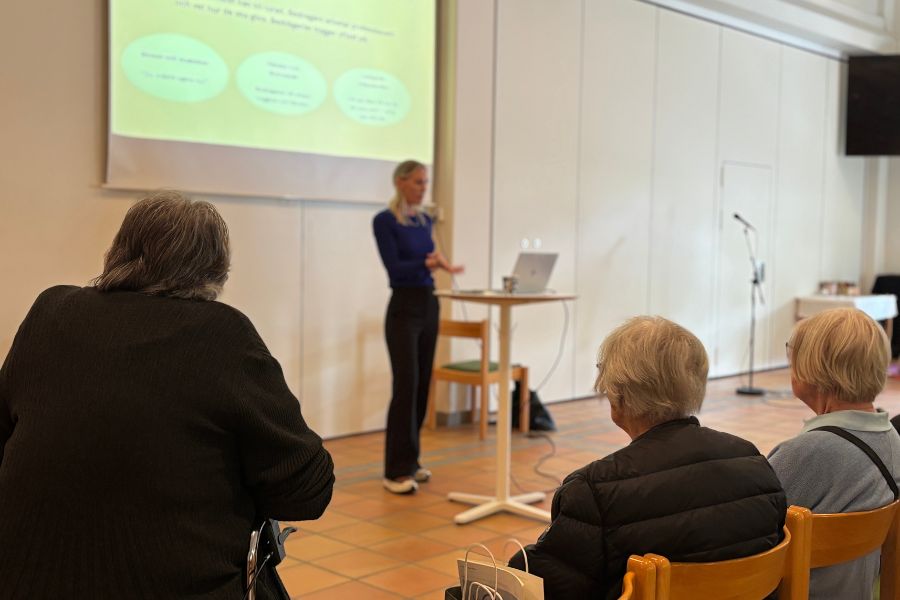 F&ouml;rel&auml;sare och &aring;h&ouml;rare under f&ouml;rel&auml;sningen om digital trygghet f&ouml;r &auml;ldre.