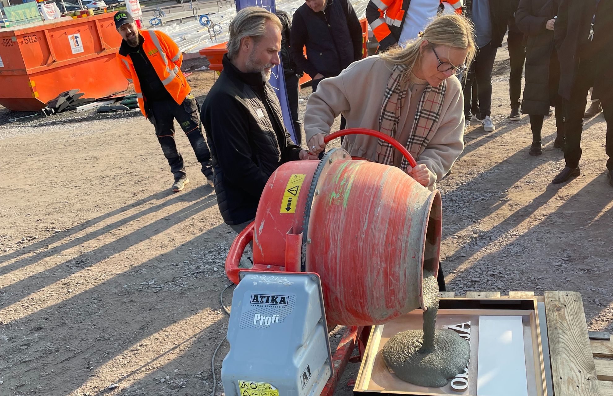 Malin Fredgard Huber, VD Attendo Skandinavien, h&auml;ller betong p&aring; gjutplattan.