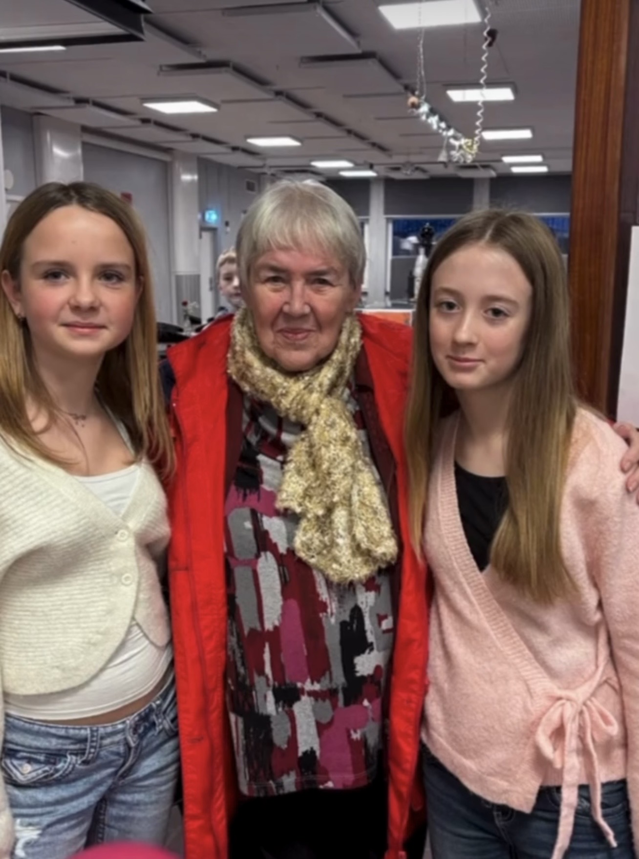 Tv&aring; elever och en boende p&aring; &auml;ldreboendet tillsammans