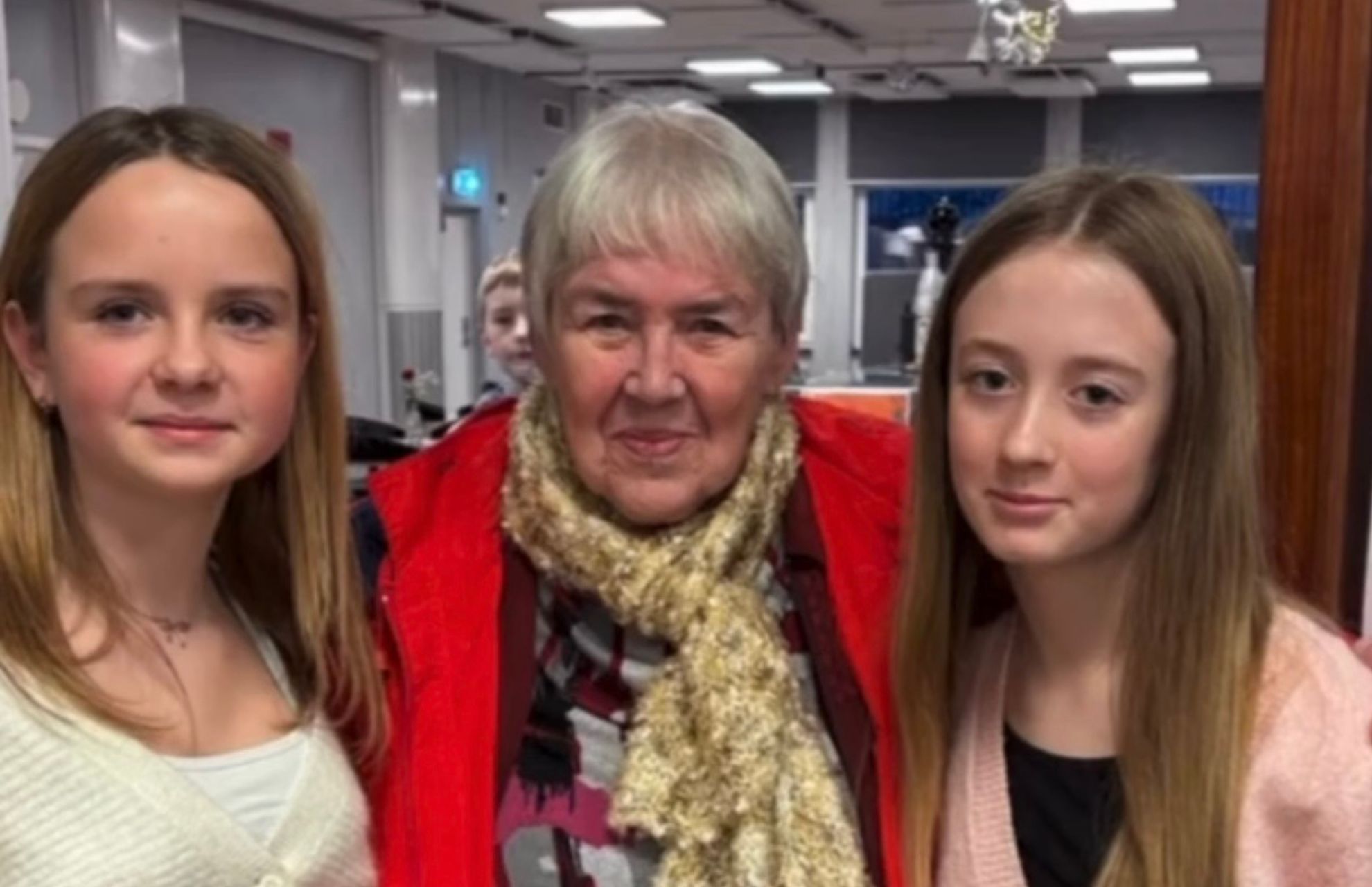 Två elever och en boende på äldreboendet tillsammans