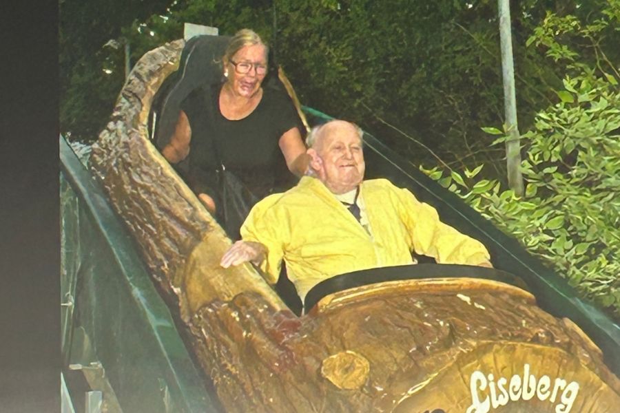 Frank i Flumride-båten tillsammans med verksamhetschefen, på väg ned för sista backen