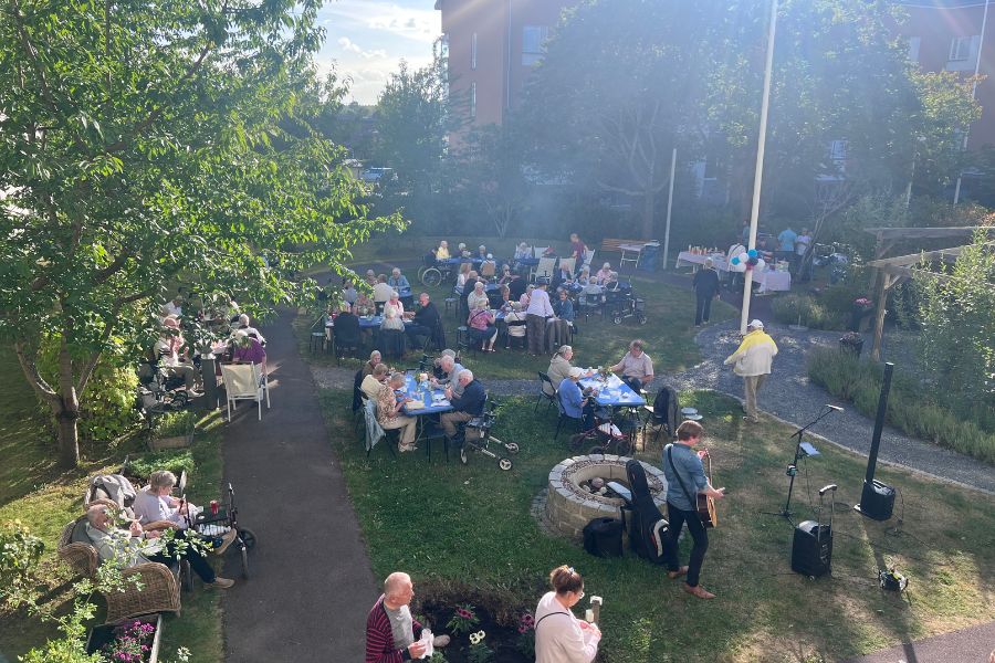 Innergården fylld med gäster och boende som äter tillsammans