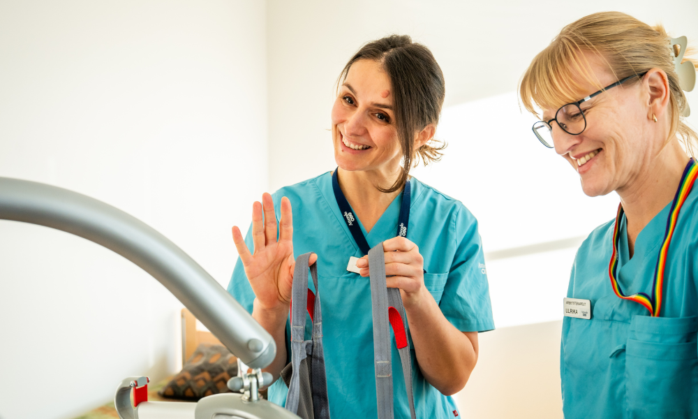 Två sköterskor leende